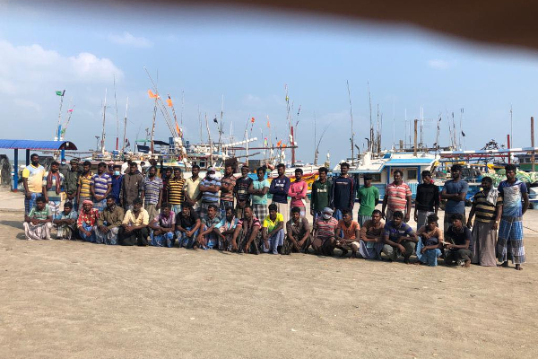 43 இந்திய மீனவர்கள் கைது: டக்ளஸுக்கு அழுத்தம் கொடுக்கும் வடக்கு கடற்றொழிலாளர்கள் | Indian Fishers Arrest Sirlanka Beach Douglas 43 இந்திய மீனவர்கள் கைது: டக்ளஸுக்கு அழுத்தம் கொடுக்கும் வடக்கு கடற்றொழிலாளர்கள் | Indian Fishers Arrest Sirlanka Beach Douglas