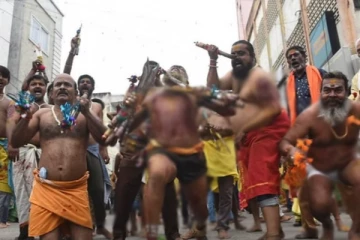 ரத்தம் சொட்ட சொட்ட... கத்திபோடும் திருவிழா - அம்மனுக்கு நேர்த்திக்கடன்!