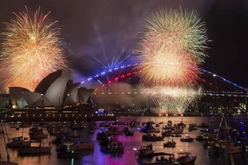 முதல் நாடாக புத்தாண்டை வாணவேடிக்கைகளுடன் கொண்டாடிய பிரபல நாடு!