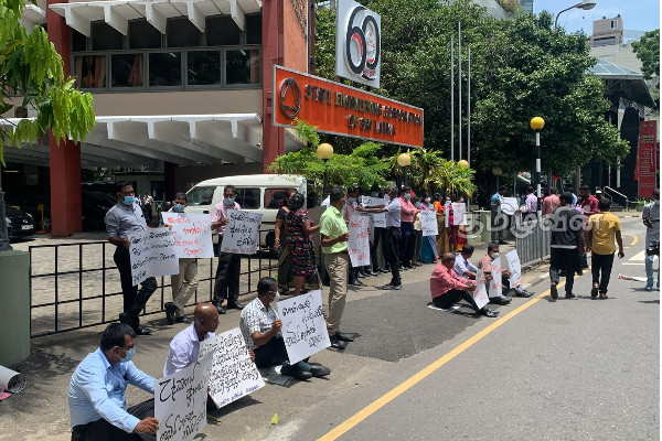 இலங்கை அரச பொறியியல் கூட்டுத்தாபனத்தின் உத்தியோகத்தர்கள் போராட்டம் (Video) | Sri Lanka State Engineering Corporation Protest