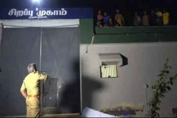 சிறப்பு முகாமில் 13 இலங்கைத் தமிழர்கள் மரத்திலும், மதில் சுவற்றிலும் ஏறி போராட்டம்