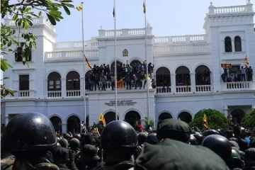 கொழும்பில் உச்சகட்ட பதற்ற நிலை! பிரதமர் அலுவலகத்தை கைப்பற்றிய ஆர்ப்பாட்டக்காரர்கள் (Live)