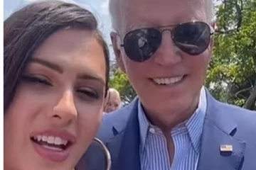 ஜோ பைடன் முன்பு மேலாடையை அகற்றிய திருநங்கை - வைரலாகும் புகைப்படம்!