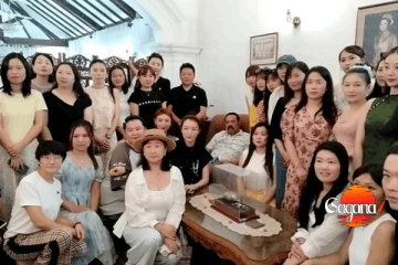 තෑගිත් අරන් මහින්ද බලන්න කාල්ටන් ආපු චීන යුවතියෝ [VIDEO]