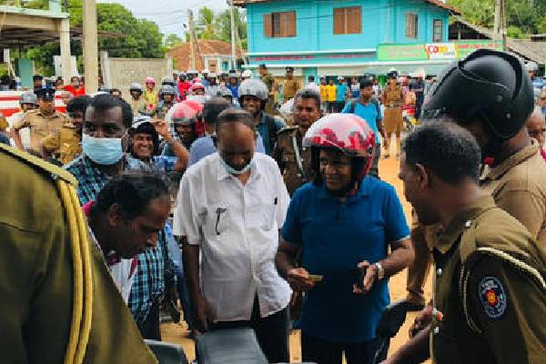 எரிபொருள் வரிசையில் நின்ற முக்கியஸ்தர்! | Key People Standing In Line For Fuel