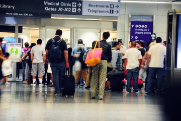 புகைப்படக் கலைஞரின் பழப் பைக்கற்றுக்குள் காத்திருந்த அதிர்ச்சி ; பல மில்லியன் பெறுமதியான பொருளுக்கு நடந்த சம்பவம்