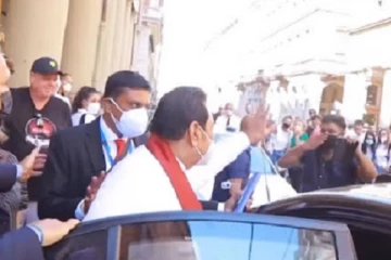 இத்தாலியில் மஹிந்தவை சூழ்ந்துகொண்ட இலங்கையர்கள்!