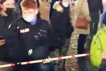 அளவுகோலுடன் பொது இடங்களில் உலாவரும் ஜேர்மனி பொலிஸ்! ஏதற்காக? வைரலாகும் வீடியோ