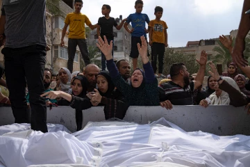 நிரம்பி வழியும் மருத்துவமனைகளும் பிரேத அறைகளும்; கண்ணீர்விடும் காசாமக்கள்