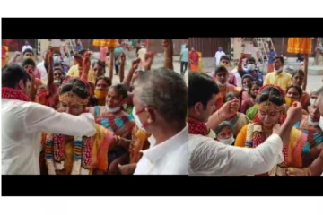 ஊரடங்கு அமல்- கோவில் வாசலில் நின்று திருமணம் செய்து கொண்ட புதுமணத் தம்பதி