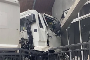 கட்டுப்பாட்டை இழந்த லொறி வீட்டில் மோதி விபத்து ; இருவர் வைத்தியசாலையில்