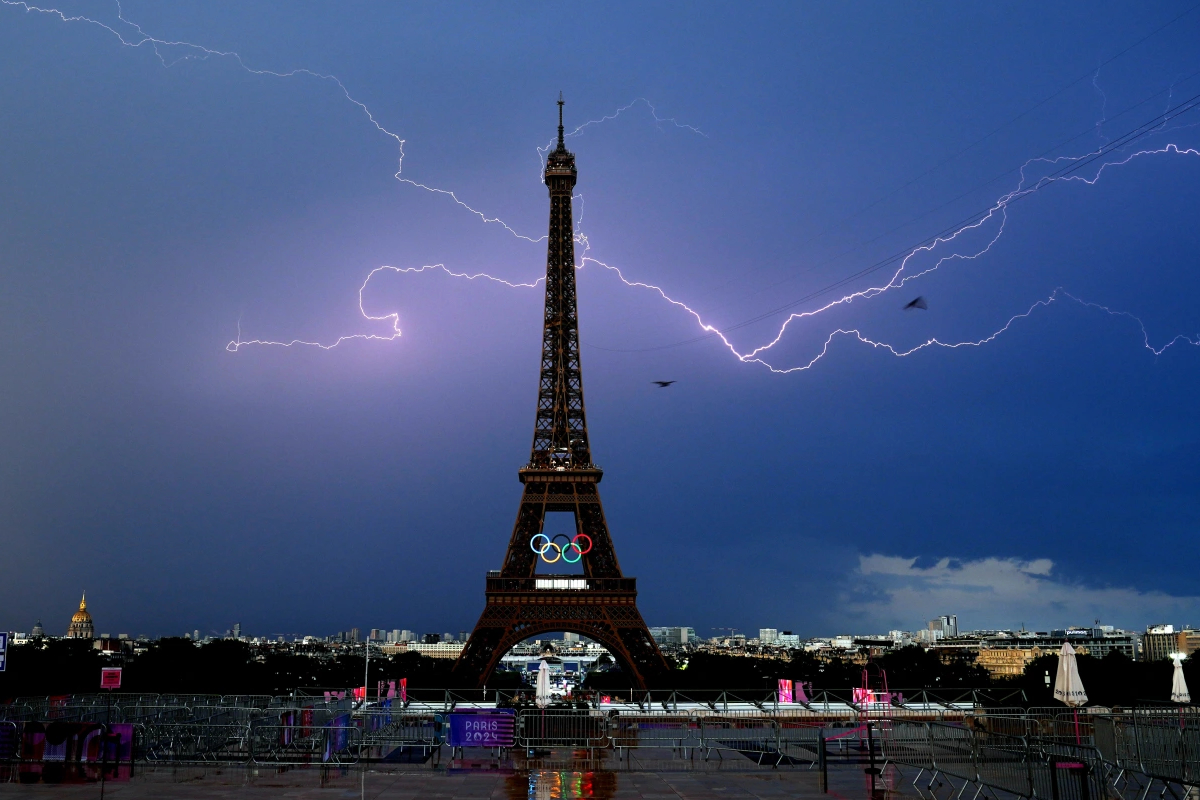 பிரான்ஸை வாட்டும் வெப்பம்; ஈபிள் கோபுரத்தை தாக்கிய மின்னல் | Lightning Striking The Eiffel Tower