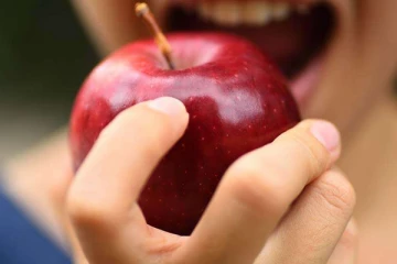 எச்சரிக்கை... இனி யாரும் பழம் சாப்பிட்ட பிறகு இந்த பிழையை செய்யாதீர்கள்!