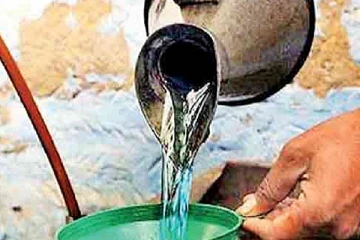 ஐந்து மணிநேரத்திற்குள் தீர்ந்த மண்ணெண்ணெய்: ஏமாற்றத்தில் மக்கள்(Photo)