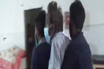 இருசக்கர வாகனத்தில் அழைத்து செல்லப்பட்ட கொரோனா நோயாளி: வைரலாகும் காணொளி