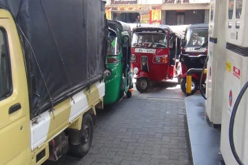 QR நடைமுறையின் பாதிப்பு: ஹட்டனில் மீண்டும் எரிபொருள் வரிசையில் காத்திருக்கும் மக்கள்!