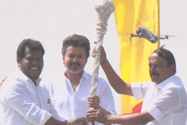 திமுகவை ஒரே வார்த்தையில் காலி செய்த எம்ஜிஆர், ஜெயலலிதா - ஈரோட்டில் சீறிய விஜய் | Tvk Vijay Slams Dmk In Erode Campaign திமுகவை ஒரே வார்த்தையில் காலி செய்த எம்ஜிஆர், ஜெயலலிதா - ஈரோட்டில் சீறிய விஜய் | Tvk Vijay Slams Dmk In Erode Campaign