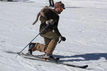 பனிச்சறுக்கு போட்டியில் விளையாடி கொண்டிருந்த 5 பேருக்கு நேர்ந்த கதி