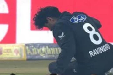 තරගයක් අතර තුර නවසීලන්ත ක්‍රිකට් ක්‍රීඩක රචින් රවීන්ද්‍රට බරපතළ අනතුරක්...(VIDEO)