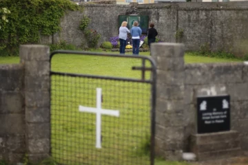 அயர்லாந்தை உலுக்கும் மரணக் காப்பகம் ; 11 குழந்தைகளின் உடலங்கள் மீட்பு