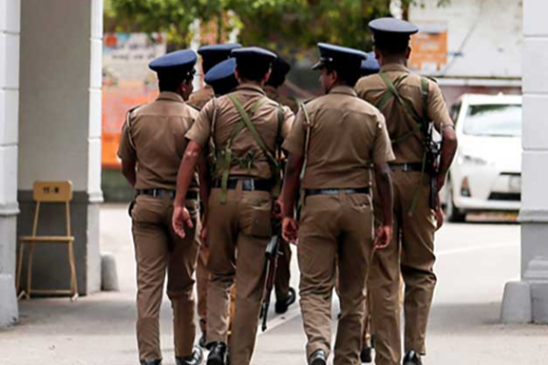 ஹட்டனில் மூடப்பட்டிருந்த தொடருந்து பாதையில் அத்துமீறி சென்ற பேருந்து சாரதி கைது | Private Bus Drivers Sri Lanka Railways Police
