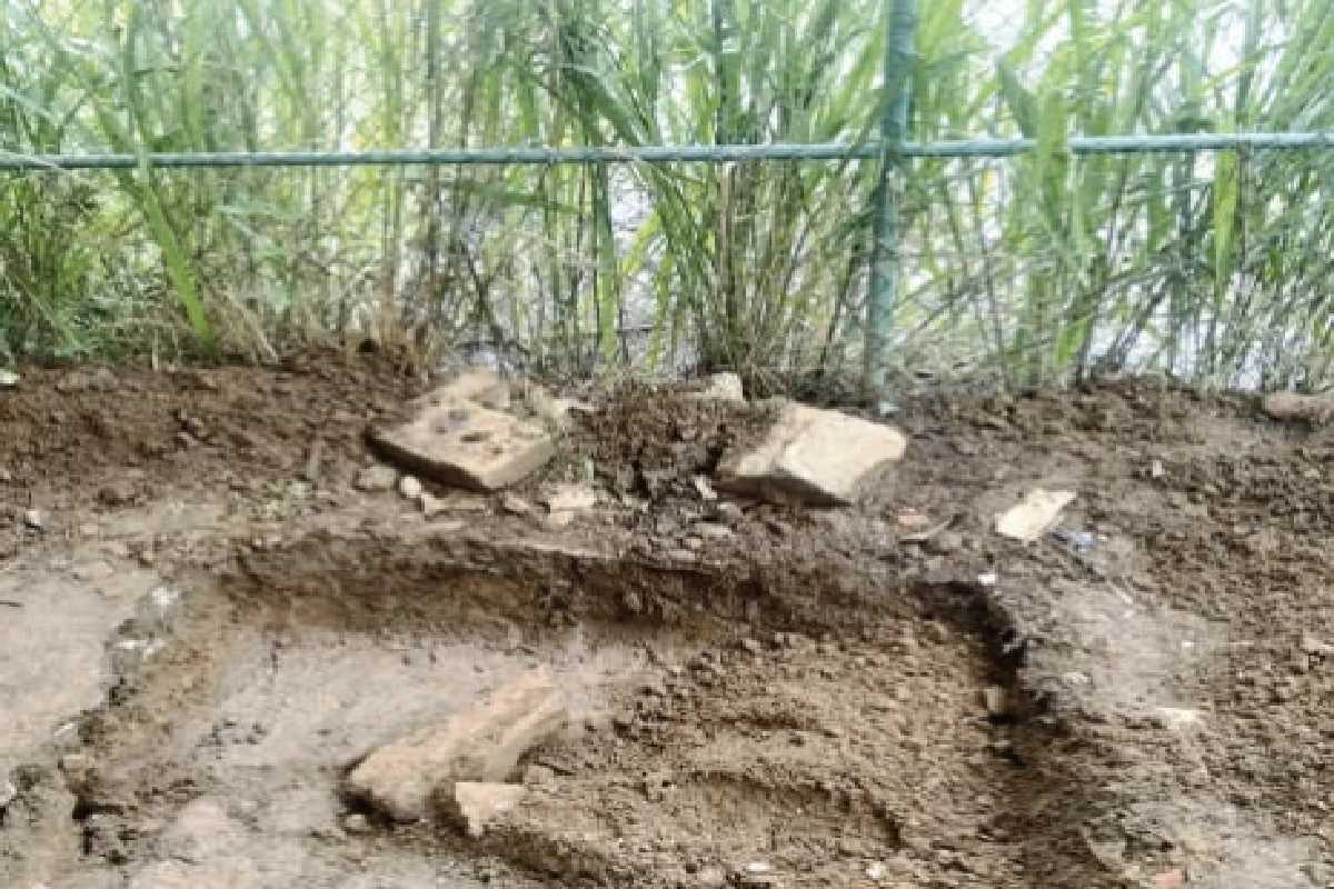 பாடசாலை வளாகத்தில் கண்டுபிடிக்கப்பட்ட பாரிய நிலக்கீழ் அறை | Underground Chamber Found Under The School பாடசாலை வளாகத்தில் கண்டுபிடிக்கப்பட்ட பாரிய நிலக்கீழ் அறை | Underground Chamber Found Under The School