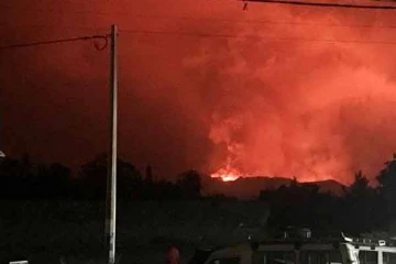 காங்கோ நாட்டில் கடும் சீற்றத்துடன் வெடித்து சிதறிய எரிமலை