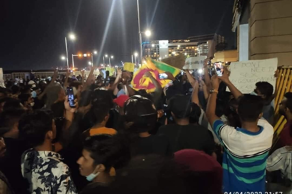 கொழும்பில் அதிபர் மாளிகையை முற்றுகையிட்ட ஆர்ப்பாட்டக்காரர்கள்! | Presidential Office People Protest Economic Crisis