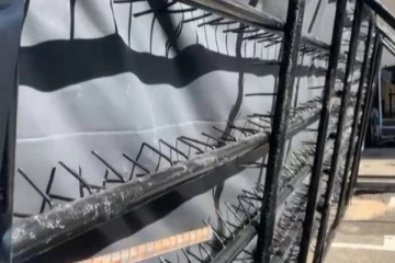 උල් සහිත මාර්ග බාධක ගැන මානව හිමිකම් කොමිසමට පැමිණිල්ලක්..!(VIDEO)