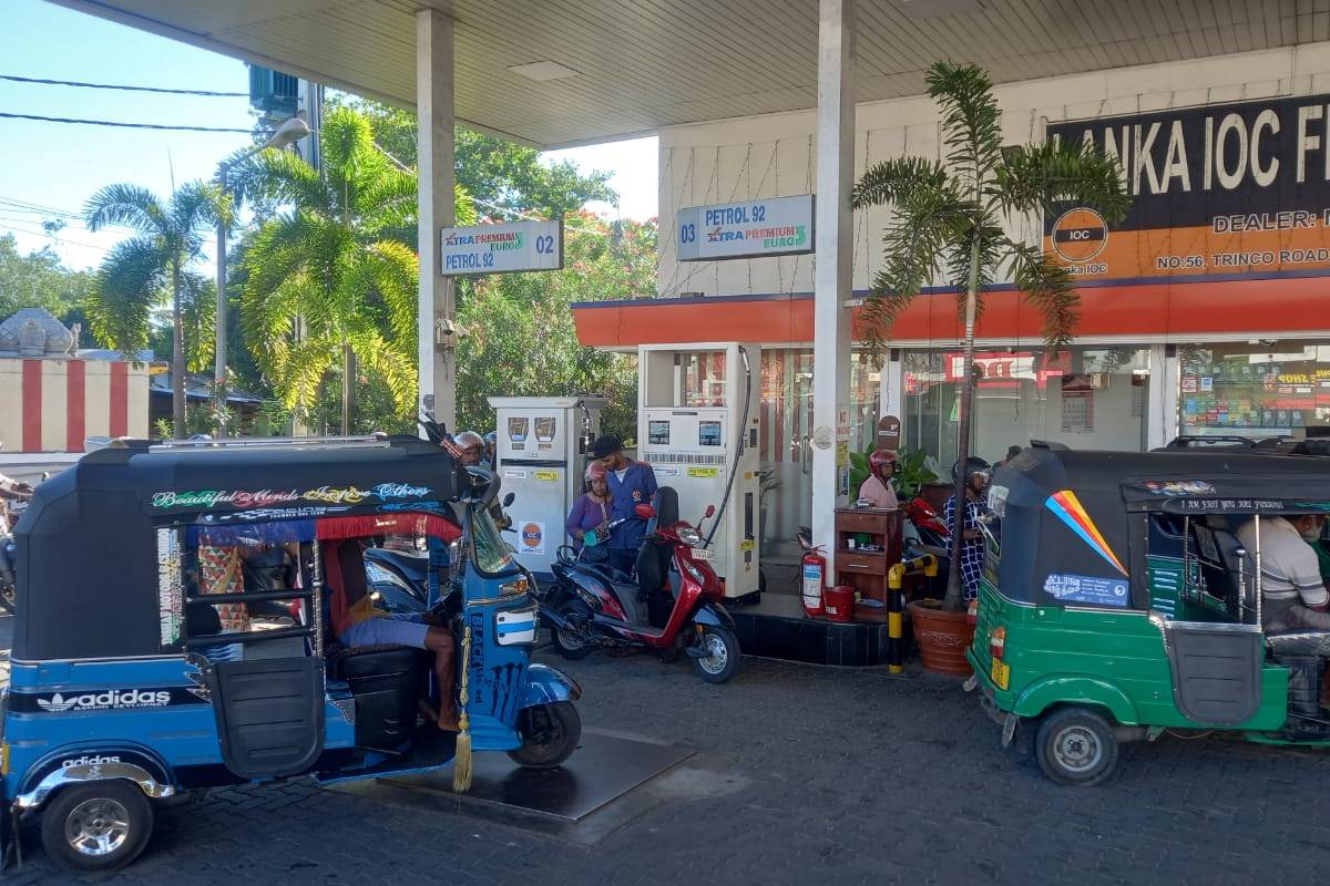 எரிபொருள் நிலையங்களில் பல கோடி ரூபாய் மோசடி - பொறுப்பின்றி செயற்பட்ட பணிப்பாளர் | Fraud Of Crores Of Rupees At Fuel Stations எரிபொருள் நிலையங்களில் பல கோடி ரூபாய் மோசடி - பொறுப்பின்றி செயற்பட்ட பணிப்பாளர் | Fraud Of Crores Of Rupees At Fuel Stations