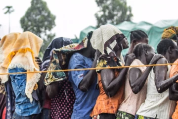 ராணுவ வீரர்களால் பாலியல் வன்கொடுமை - உணவுக்காக வரிசையில் நிற்கும் பெண்கள்!