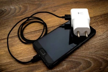 காலாவதி தேதி இருக்கு.. மொபைல் சார்ஜர் பற்றி உங்களுக்கு தெரியாத விடயம்