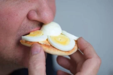 முட்டையுடன் இந்த ஒரு பொருளை மட்டும் சாப்பிட்டுவிடாதீர்கள்... எச்சரிக்கை!