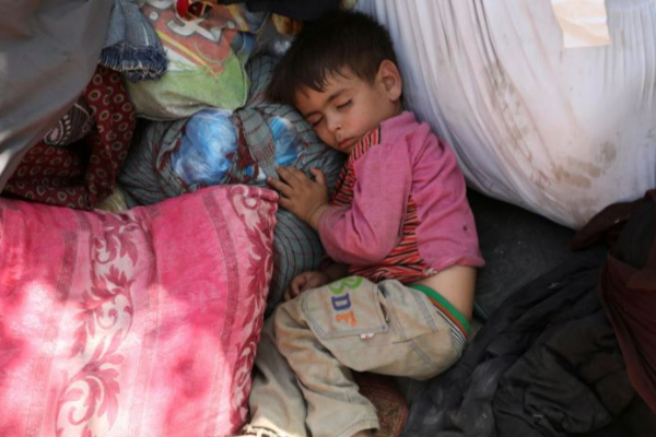 வாழ்விழந்து தவிக்கும் ஆப்கான் மக்கள் .. நெஞ்சை உலுக்கும் புகைப்படங்கள்! | Taliban Tightens Afghanistan Civilians Flee Homes வாழ்விழந்து தவிக்கும் ஆப்கான் மக்கள் .. நெஞ்சை உலுக்கும் புகைப்படங்கள்! | Taliban Tightens Afghanistan Civilians Flee Homes