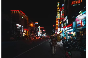 நடுரோட்டில் பாலியல் வன்கொடுமை - ஓடும் ஆட்டோவில் இருந்து எகிறி குதித்த இளம்பெண்