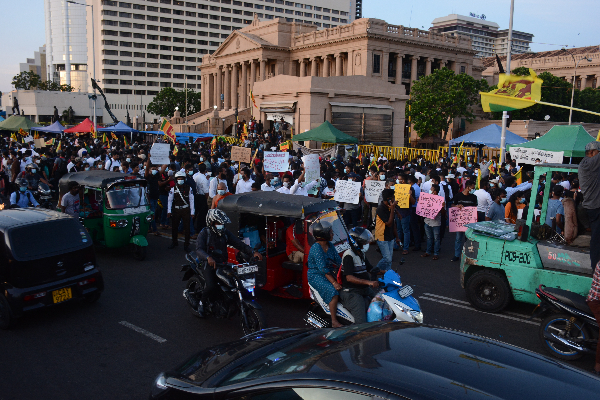 துப்பாக்கி ரவைகளுடன் காலிமுகத்திடல் போராட்டக்காரர் கைது | Galleface Protesters Arrest