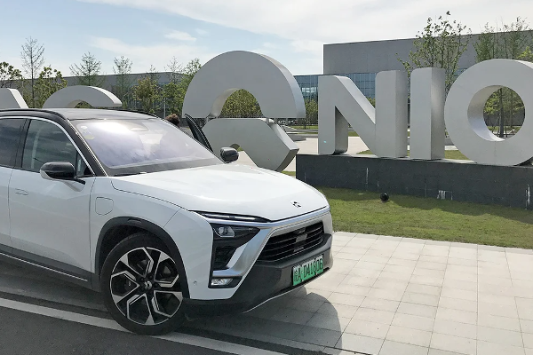 மூன்றாவது மாடியில் இருந்து விழுந்த  மின்சார காரால் ஏற்பட்ட இழப்பு | Electric Car Falling From Third Floor