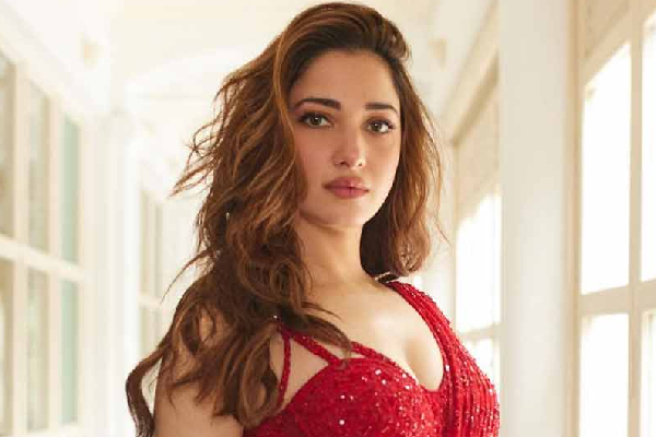 நடிகைகளுடன் படுக்கையறை காட்சியில் நடிக்கும் நடிகர்களின் உணர்வு.. ஓப்பனாக பேசிய தமன்னா.. | Tamanna About Actors Feeling In Intimate Scenes