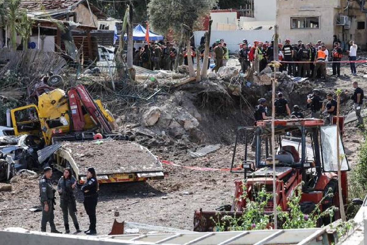 இஸ்ரேல் கிராமமொன்றின் மீது ஈரான் நேரடி ஏவுகணைத் தாக்குதலில்11 பேர் படுகாயம் | 11 People Injur Iran Direct Missile Attack Israeli இஸ்ரேல் கிராமமொன்றின் மீது ஈரான் நேரடி ஏவுகணைத் தாக்குதலில்11 பேர் படுகாயம் | 11 People Injur Iran Direct Missile Attack Israeli