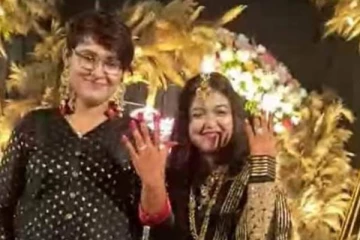 தோழியை காதலித்து திருமணம் செய்ய முடிவு செய்த பெண்! வைரலாகும் நிச்சயதார்த்த புகைப்படம்