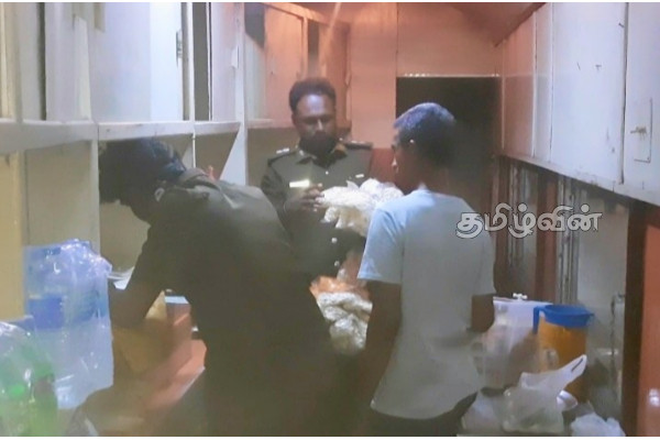 மட்டக்களப்பிலிருந்து கொழும்பு செல்லும் புகையிரதத்தில் உள்ள சிற்றுண்டியில் திடீர் சோதனை (Photos) | Canteen On The Train From Batticaloa To Colombo