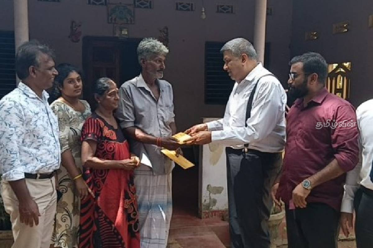 இறுதி யுத்தத்தில் உறவுகளை இழந்த குடும்பங்களுக்கு உதவித்தொகை வழங்கிய நீதி அமைச்சர் | Justice Minister Aids Families Of War Victimsv