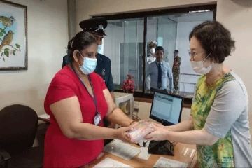 கட்டுநாயக்க விமான நிலையத்தில் ஜப்பானிய பேராசிரியரை நெகிழ வைத்த பெண் துப்புரவு பணியாளர்
