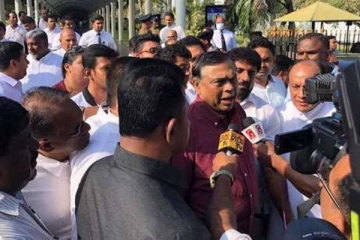 பிளவடையும் நிலையில் பொதுஜன பெரமுன? நாட்டை வந்தடைந்த பசில்!