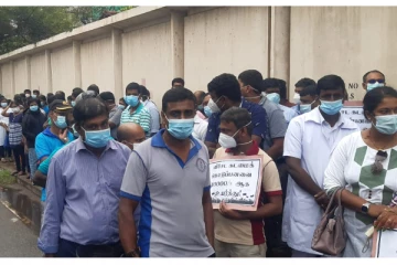 யாழில் பல வைத்தியசாலை ஊழியர்கள் இணைந்து தொழிற்சங்க போராட்டம் முன்னெடுப்பு(Photos)