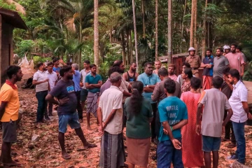 6 லயன் குடியிருப்பில் முறிந்து விழுந்த மரக்கிளை - நேரில் சென்று நலம் விசாரித்த பிரதி அமைச்சர்