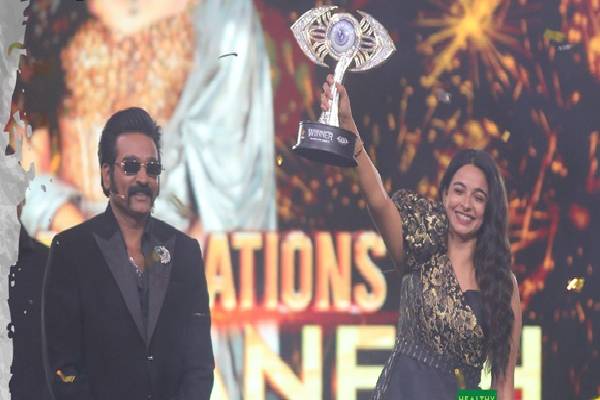 ரெட்காட் வாங்கிய பாரு பிக்பாஸ் கிராண்ட் பினாலே மேடையில்! அவரே வெளியிட்ட மாஸ் காணொளி | Bigg Boss 9 Tamil Red Card Paaru New Post Viral