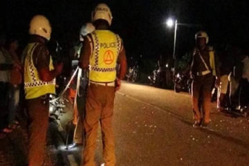 மோட்டார் சைக்கிளை நோக்கி துப்பாக்கிச்சூடு நடத்திய பொலிஸார் : இளைஞர் வைத்தியசாலையில்