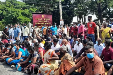 யாழ்.மாவட்ட செயலகம் முற்றுகையிடப்பட்டு போராட்டம்! ஏ9 பிரதான வீதி ஸ்தம்பிதம் (Photos)