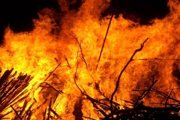 நைஜீரியவில் ஏற்பட்ட தீப்பரவல் காரணமாக இரு குழந்தைகளுக்கு நேர்ந்த சோகம்